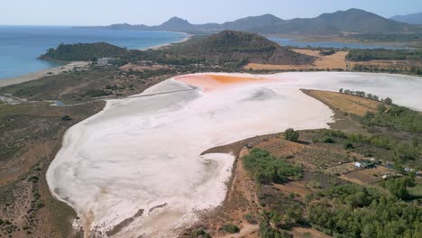 Impresionantes-Vistas-Aéreas-De-Un-Saladar-Seco-En-La-Isla-De-Cerdeña,-Italia,-Donde-Los-Flamencos-Pasan-El-Invierno