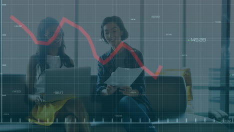 animación gráfica financiera sobre dos mujeres discutiendo documentos en la oficina