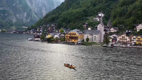 vista aérea del pueblo de montaña austriaco hallstatt y el lago hallstatter
