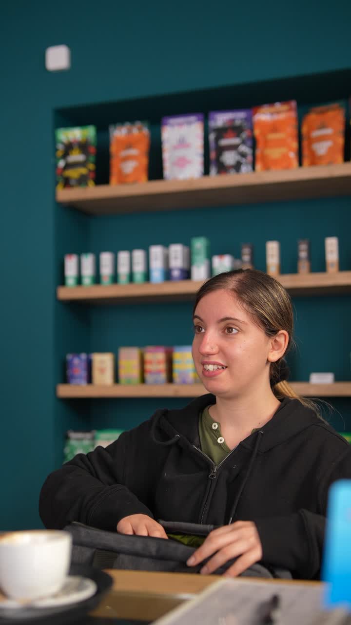Una mujer en un café.