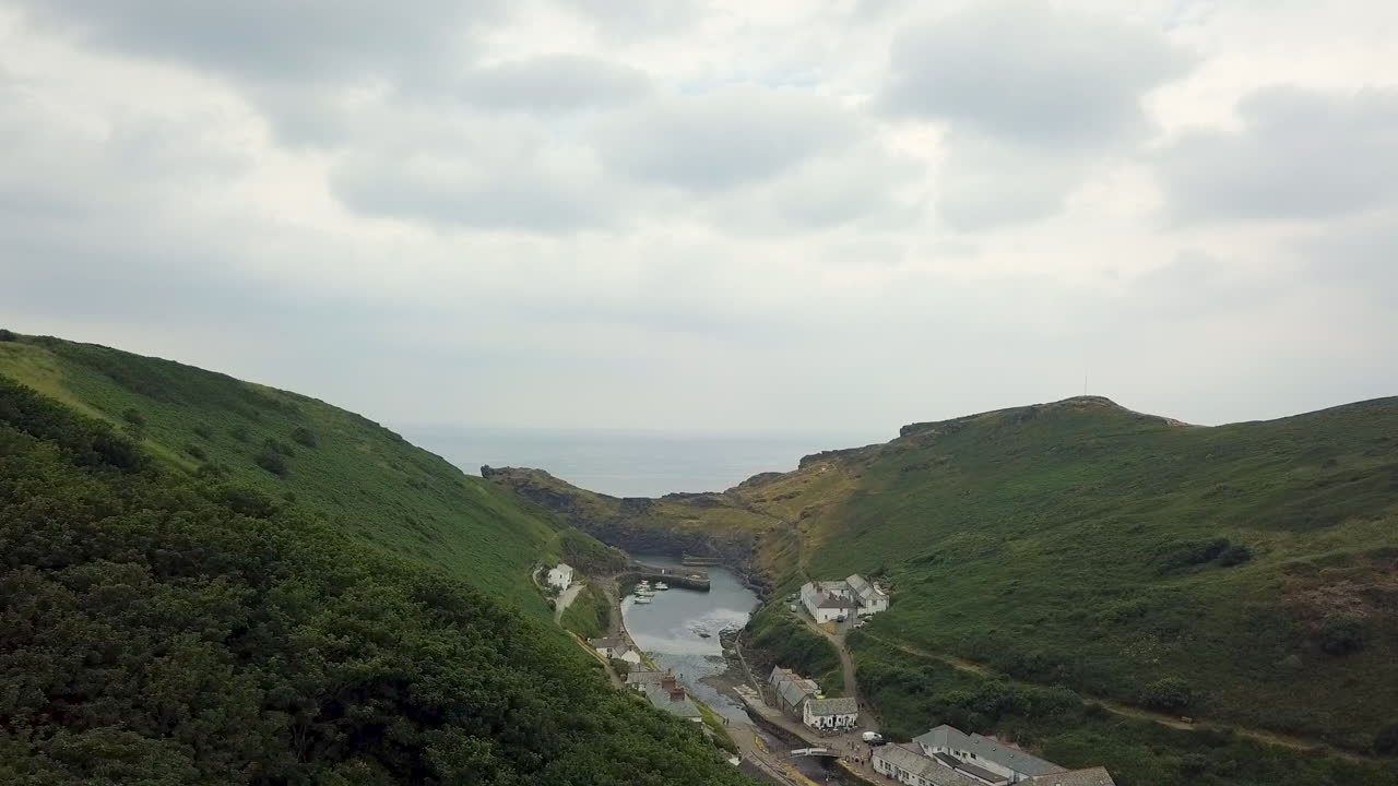 pueblo histórico de tintagel en cornualles, campo de inglaterra, revelación aérea