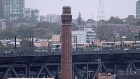 Tren-De-Sydney-Cruzando-El-Puente-Del-Puerto-En-Sydney,-Australia-Durante-El-Día---Plano-Amplio