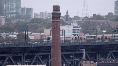 tren de sydney cruzando el puente del puerto en sydney, australia durante el día - toma amplia