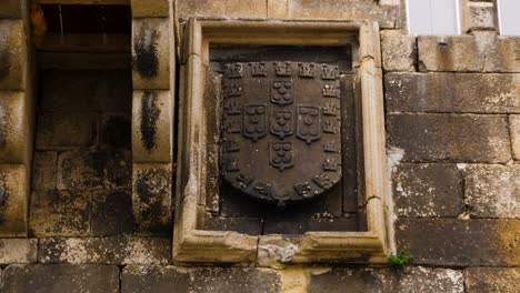 Escudo-De-Armas-Portugués-En-Relieve,-Castillo-De-Chaves,-Portugal