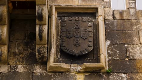 relieve del escudo de armas portugués, castillo de chaves, portugal