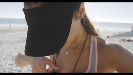 auriculares, playa y cara de una mujer atleta lista