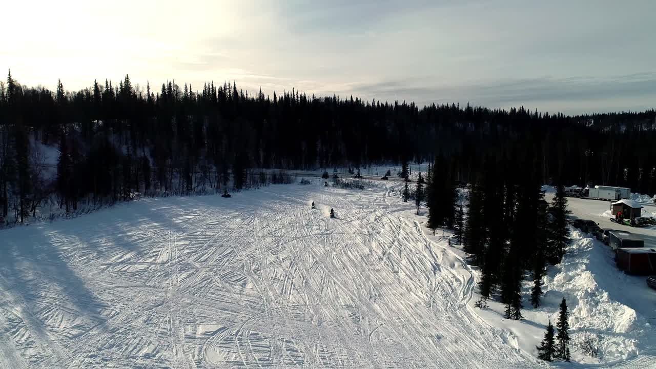 Giro in motoslitta in Alaska per la lotta contro il cancro. Petersville, Alaska