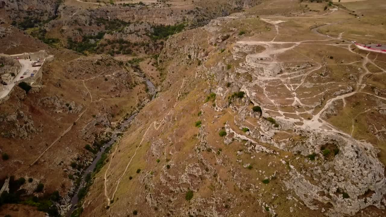 revelando imágenes de drones del campo cerca de matera, sur de italia, basilicata