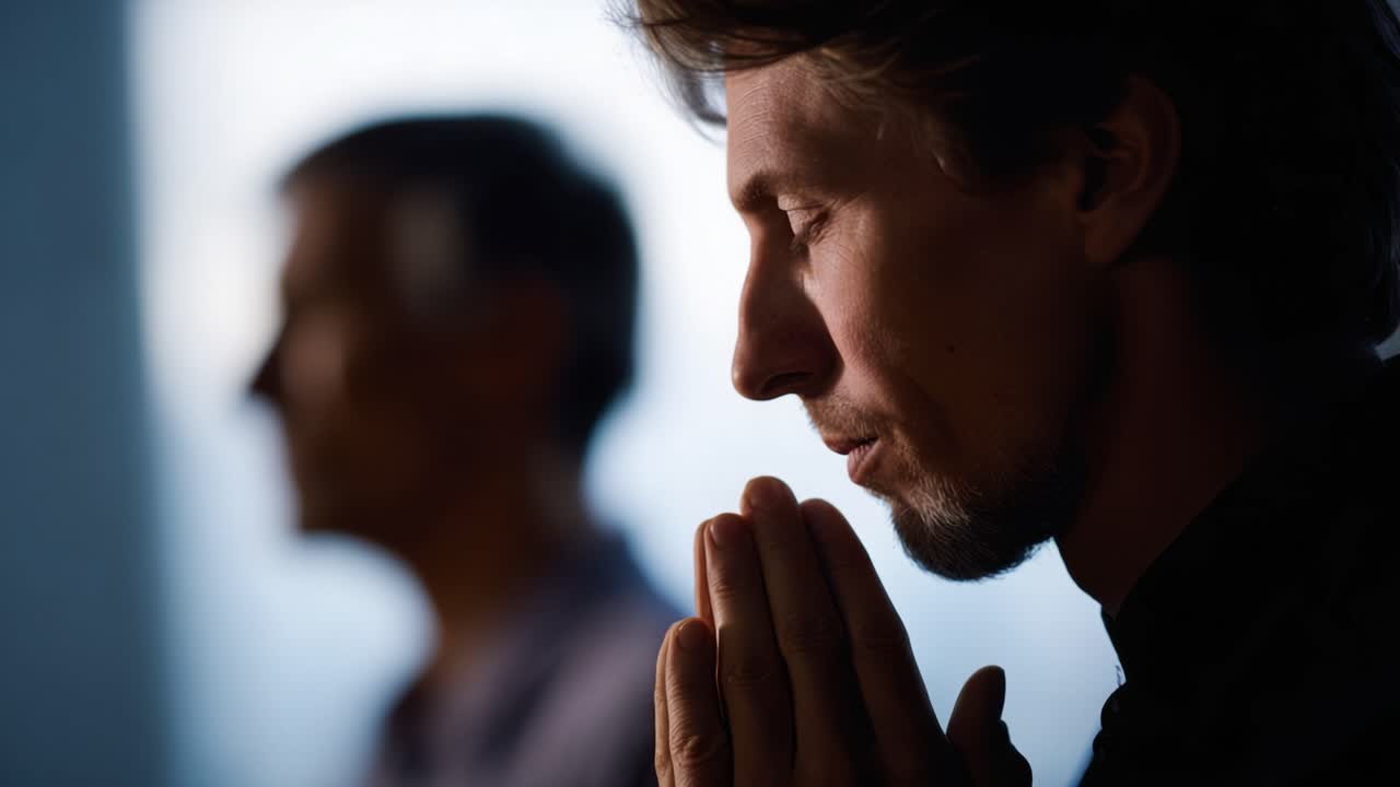 Un momento di riflessione: due persone contemplative impegnate in una profonda meditazione e alla ricerca della pace interiore, che catturano l'essenza della consapevolezza e della solitudine