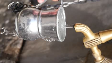 grifo y taza de agua antiguos