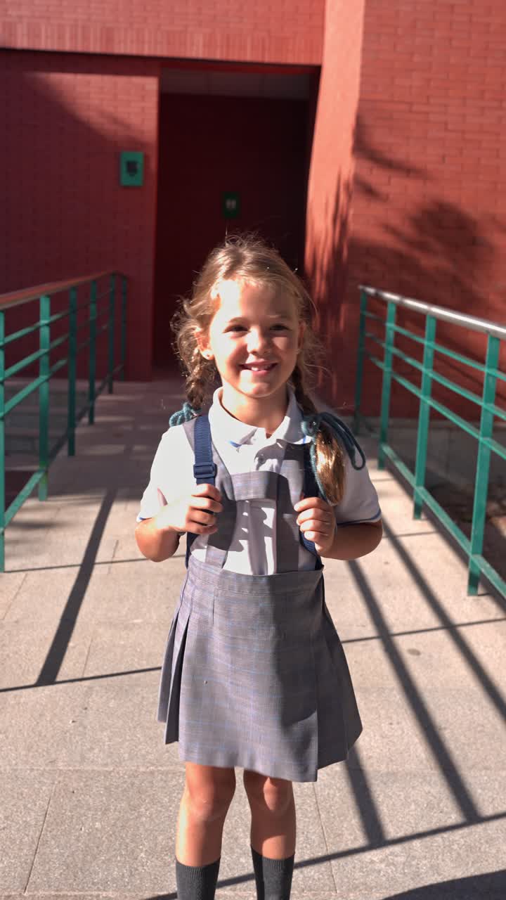 Ragazza in uniforme scolastica con zaino