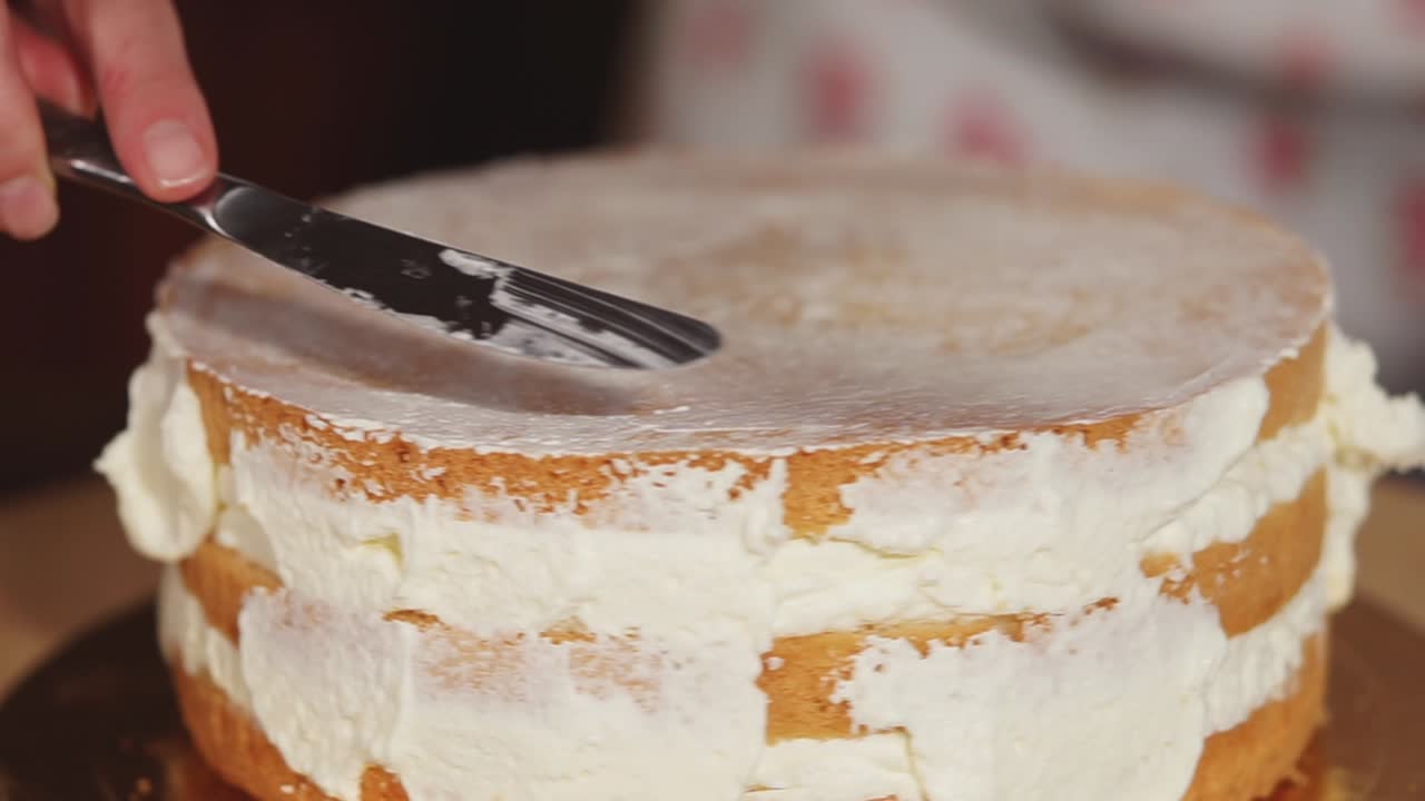 Making a layer cake with cream frosting