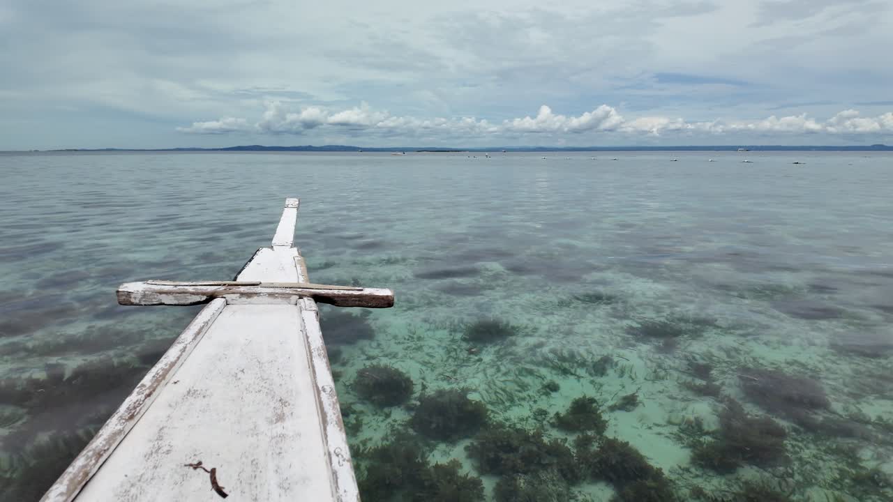 은 물과 아름다운 하늘을 가진 배에서