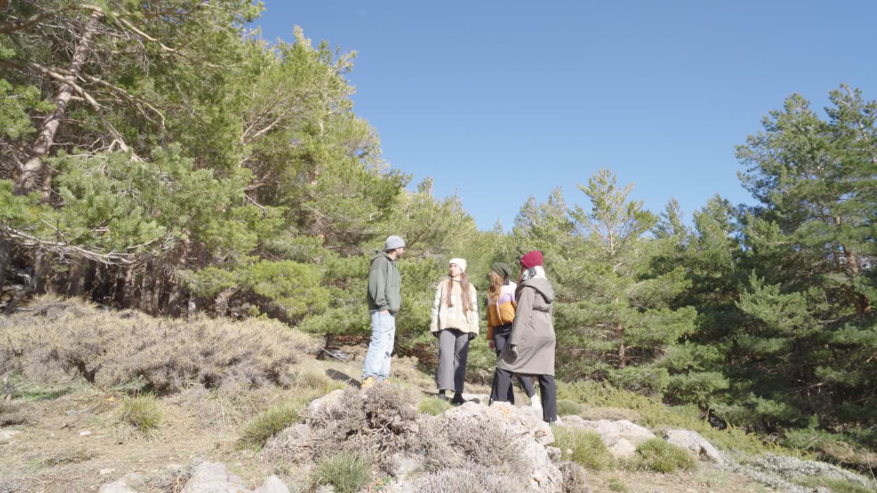 숲에있는 사람들