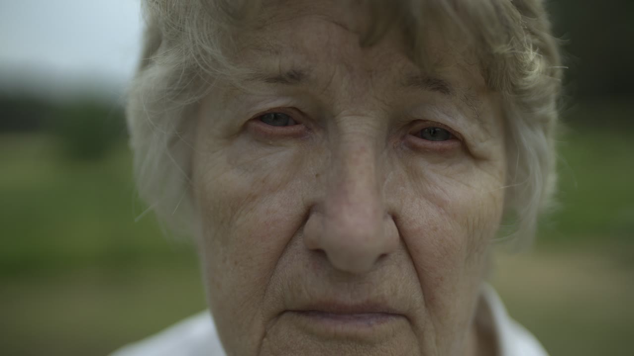 retrato de una abuela mirando a la cámara