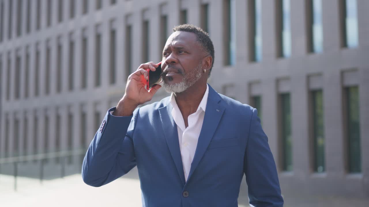 Uomo in giacca e cravatta al telefono