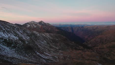 Luftaufnahme-Der-Schneebedeckten-Berge-Bei-Sonnenaufgang-Mit-Rosafarbenem-Himmel-In-Den-Französischen-Pyrenäen