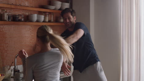 pareja joven feliz bailando en casa disfrutando de un baile divertido juntos divirtiéndose celebrando la relación el fin de semana