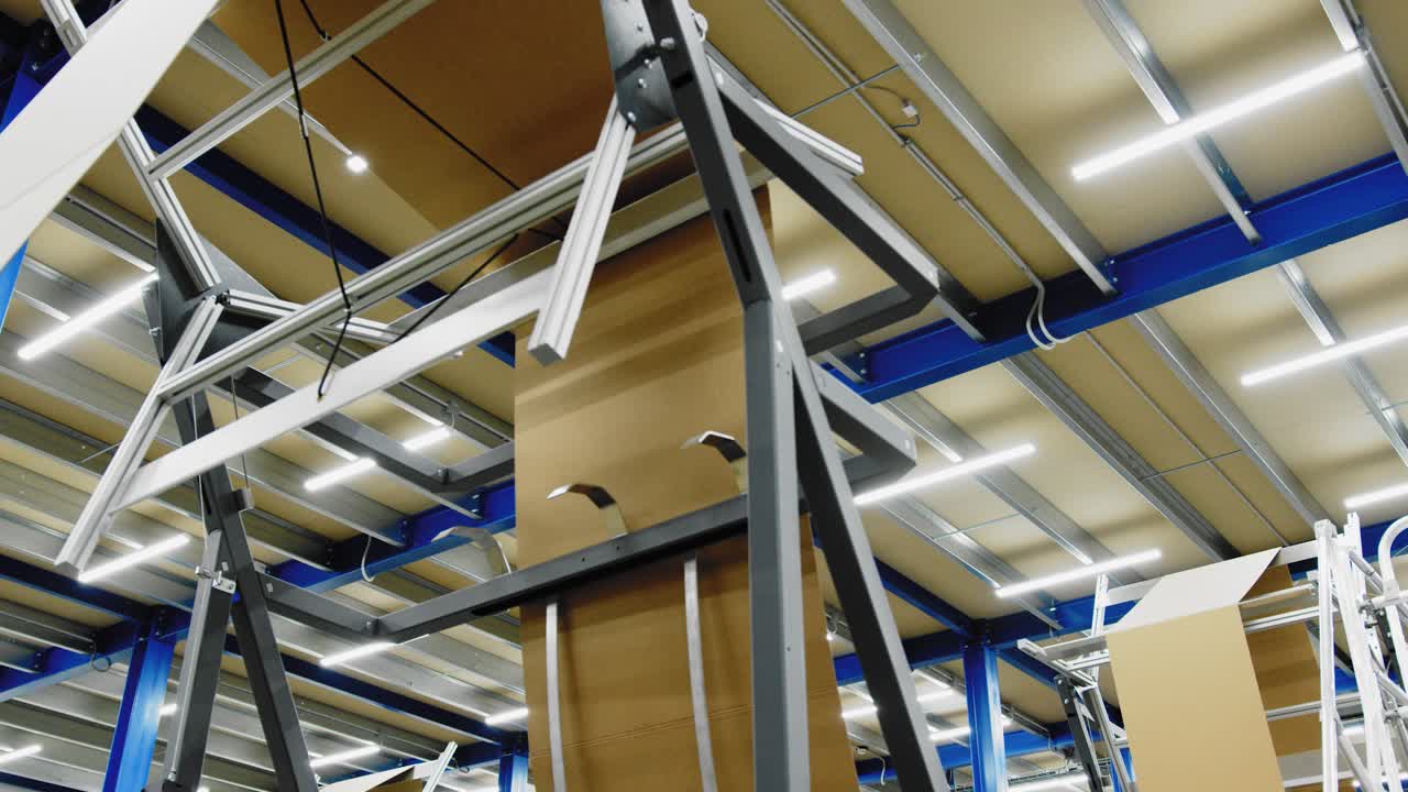 창고에서 포장하기 위해 기계에 의해 접혀지고 쌓이는 상자