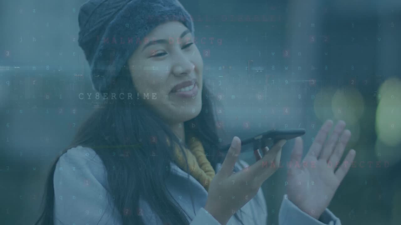 animación del procesamiento de datos sobre una feliz mujer de negocios asiática usando un teléfono inteligente.