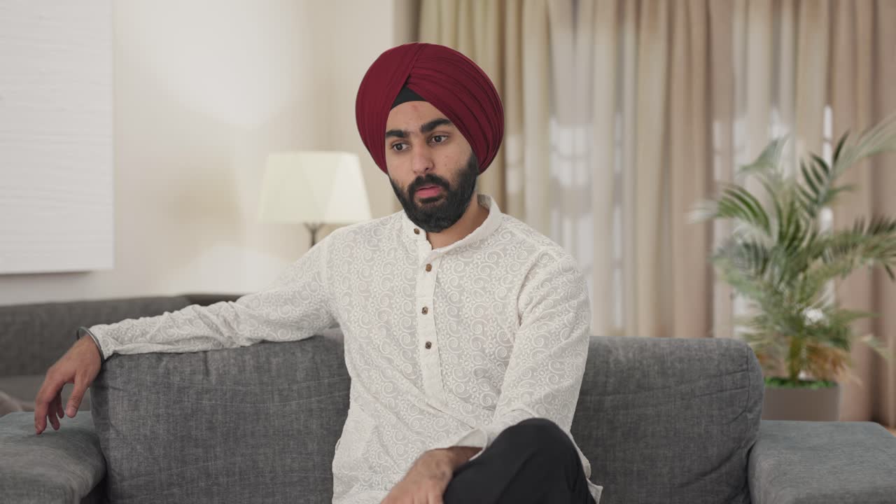Uomo indiano sikh sconvolto che si batte la testa