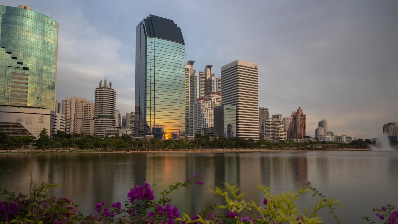 Pôr do sol sobre a paisagem urbana de Bangkok com reflexos