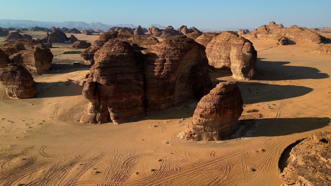 Ripresa con drone di un paesaggio desertico infinito con rocce enormi e dune di sabbia
