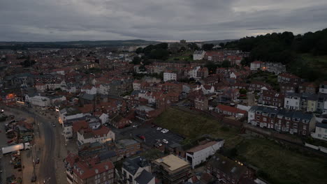 establecimiento de drones disparado sobre la costa de la ciudad de scarborough por la noche