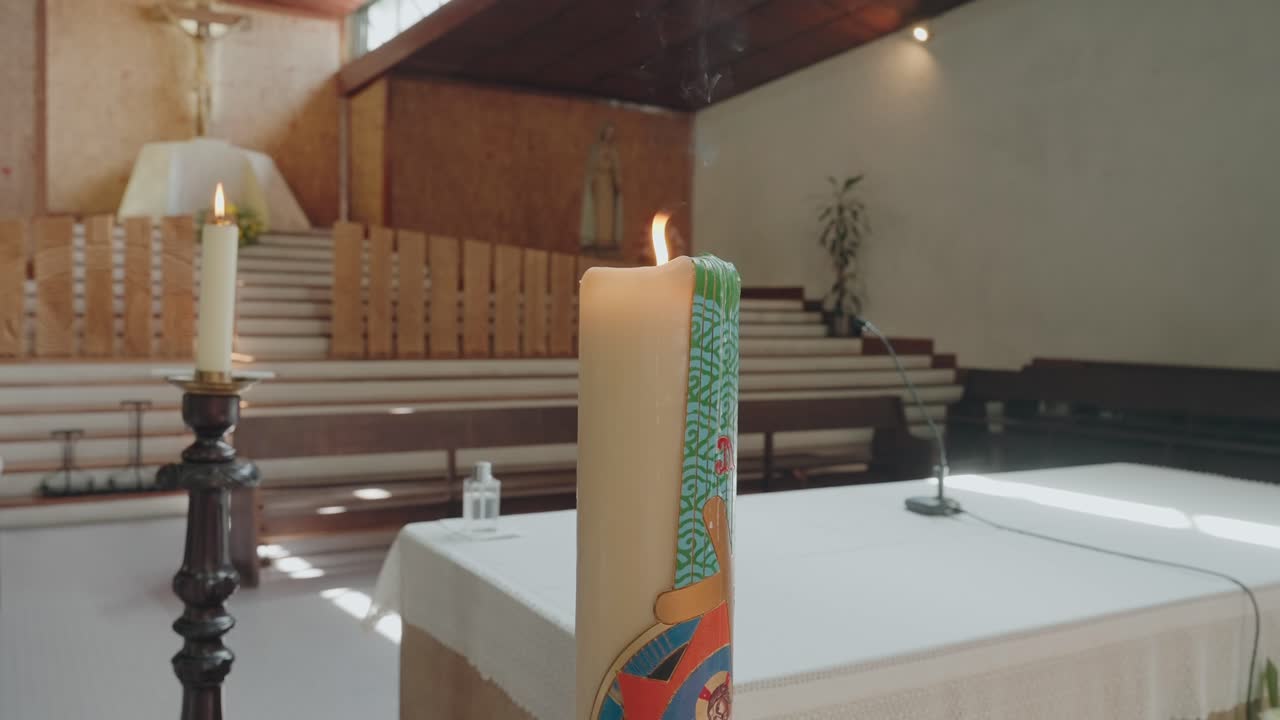 cálida luz de velas brillando en un tranquilo entorno eclesiástico