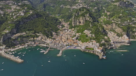 Amalfi-Italia-Vuelo-Aéreo-V11-Sobre-El-Mar-Azul-Capturando-El-Puerto-Frente-Al-Mar,-Laderas-En-Terrazas-Y-Terreno-Montañoso,-Vista-Panorámica-Del-Centro-De-La-Ciudad---Filmado-Con-Mavic-3-Cine---Mayo-De-2023