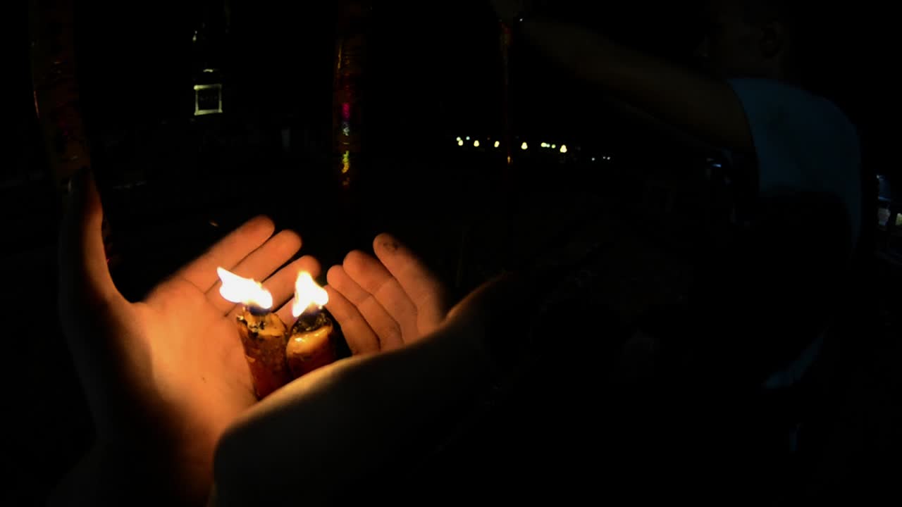 밤에는 손에 불을 고