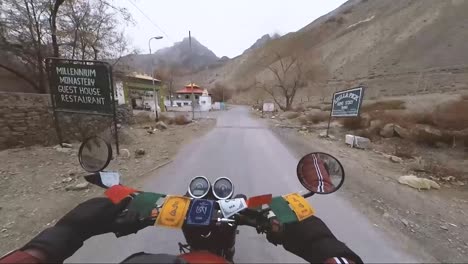 Punto-De-Vista-De-Andar-En-Moto-Y-Entrar-En-Una-Aldea-Himalaya-Del-Valle-De-Spiti-En-Tabo-Himachal-Pradesh,-India