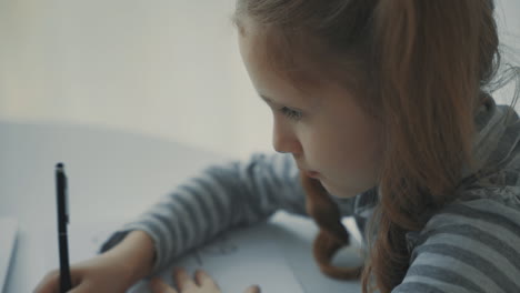 Kleines-Mädchen-Macht-Ihre-Hausaufgaben-Zu-Hause