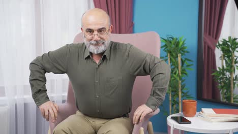 el abuelo alegre y juguetón mira a la cámara.