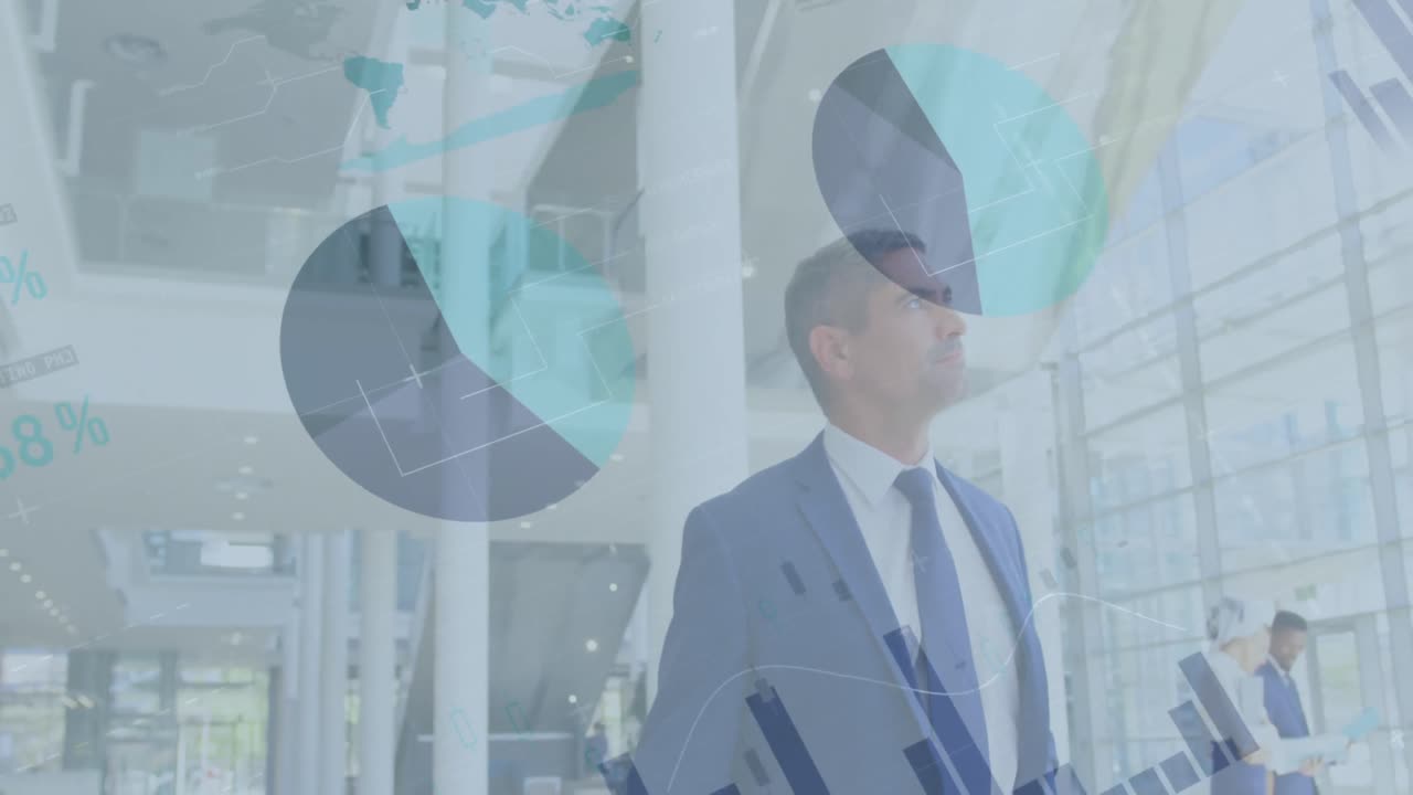 animación del procesamiento de datos financieros sobre diversas personas de negocios que caminan en la oficina moderna