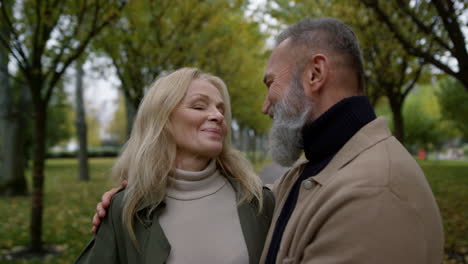 una pareja madura sonriendo a la naturaleza.