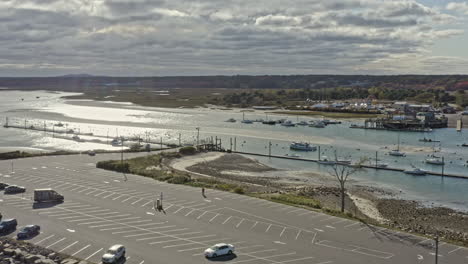 Wells-Maine-Aerial-V11-Spektakuläre-Panoramaschwenkaufnahme,-Die-Die-Wunderschöne-Landschaft-Der-Salzwiesenmündung-Des-Hafenmarinas-An-Einem-Sonnigen-Tag-Einfängt-–-Oktober-2020