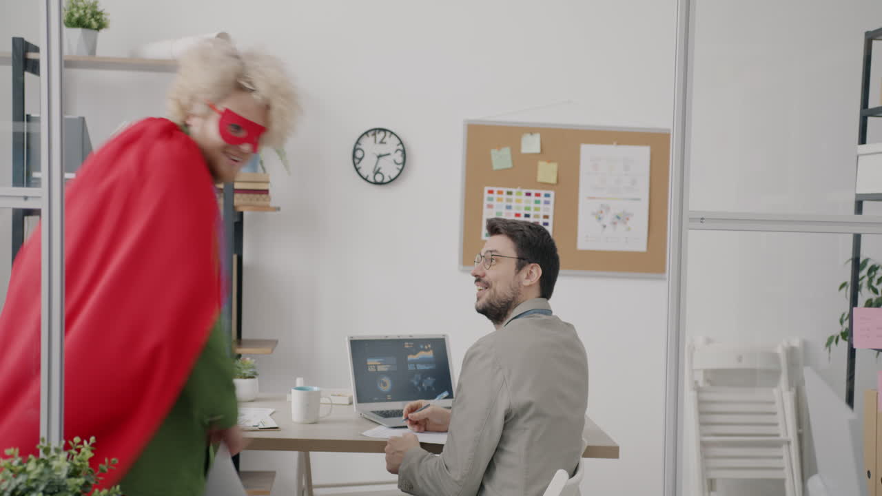 Divertente giornata da supereroe in ufficio