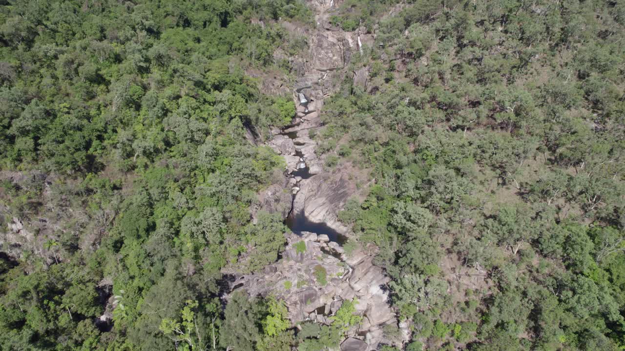 vista aérea sobre las cataratas de jourama y sus pintorescos alrededores en el parque nacional paluma range, yuruga, australia - disparo de drones