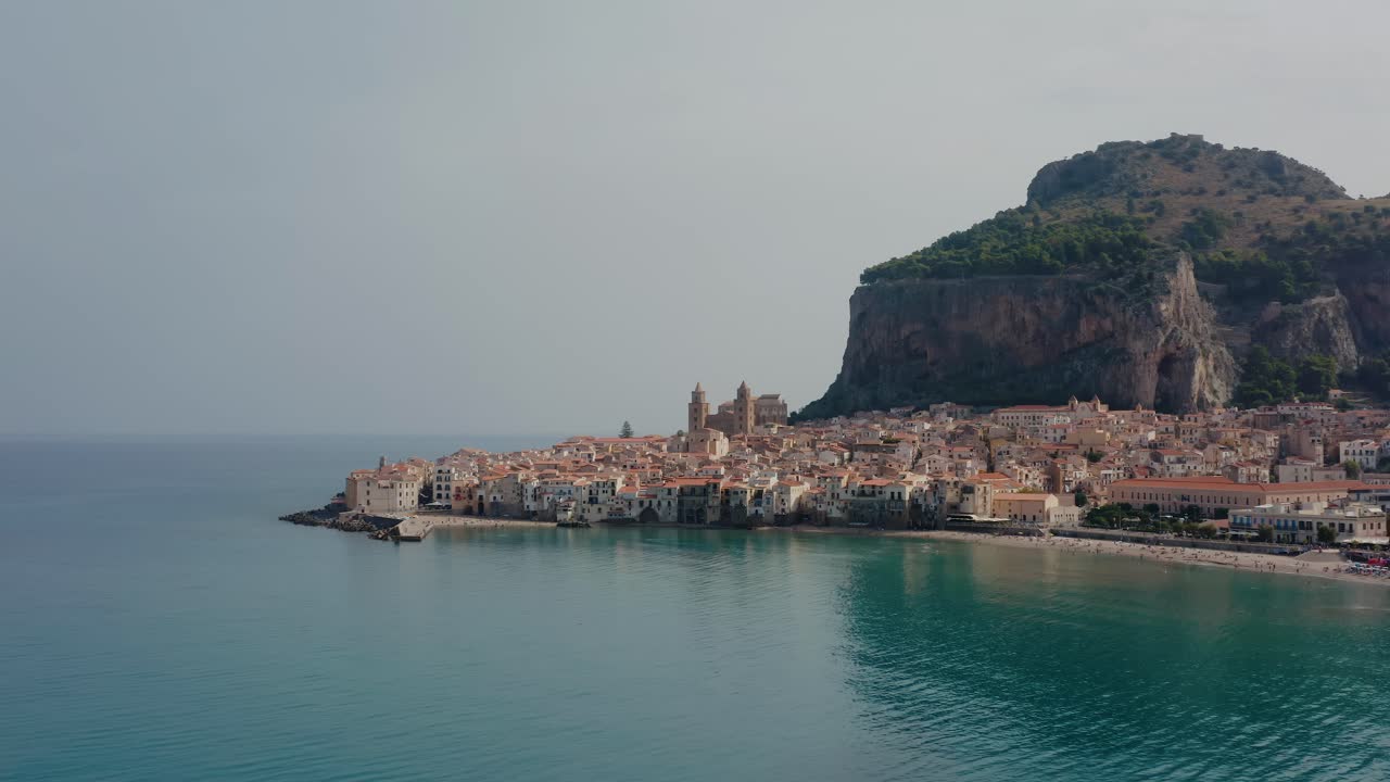 시칠리아 섬의 절벽 근처의 작은 이탈리아 마을의 넓은 공중 풍경.
