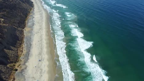 Revelación-Aérea-De-Arriba-Hacia-Abajo,-Playa-Negra-En-San-Diego,-Costa-Oceánica-Del-Sur-De-California