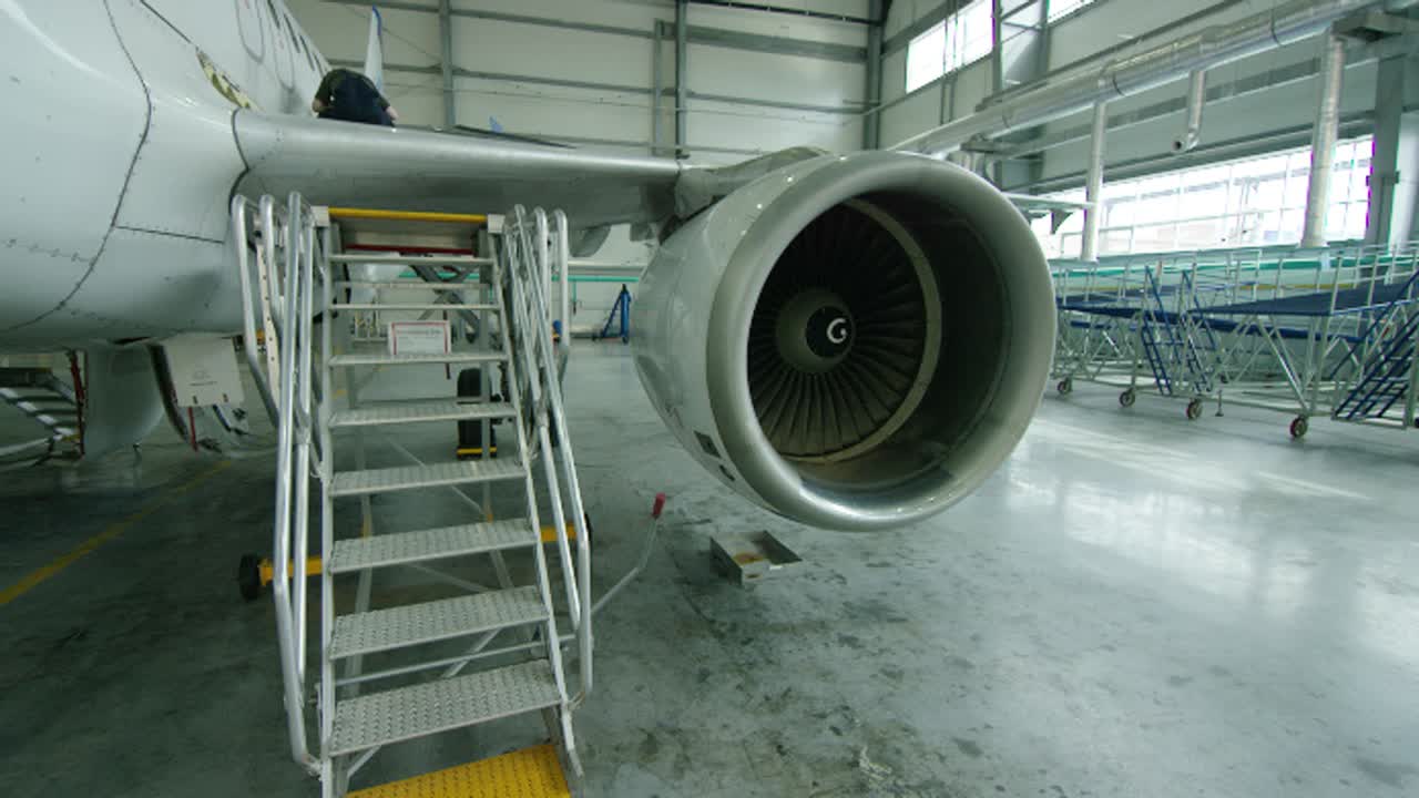Vedlikehold av flymotor i en hangar