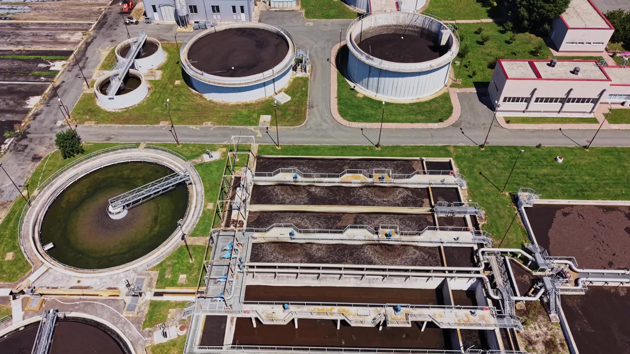 Planta de tratamiento de agua en funcionamiento durante las horas del día