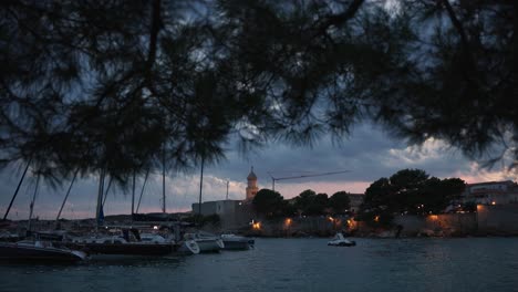 barcos por la noche después de la puesta del sol en la costa cerca de la ciudad vieja