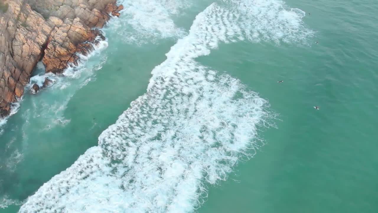 video de la hermosa vista de la costa del mar con olas y rocas