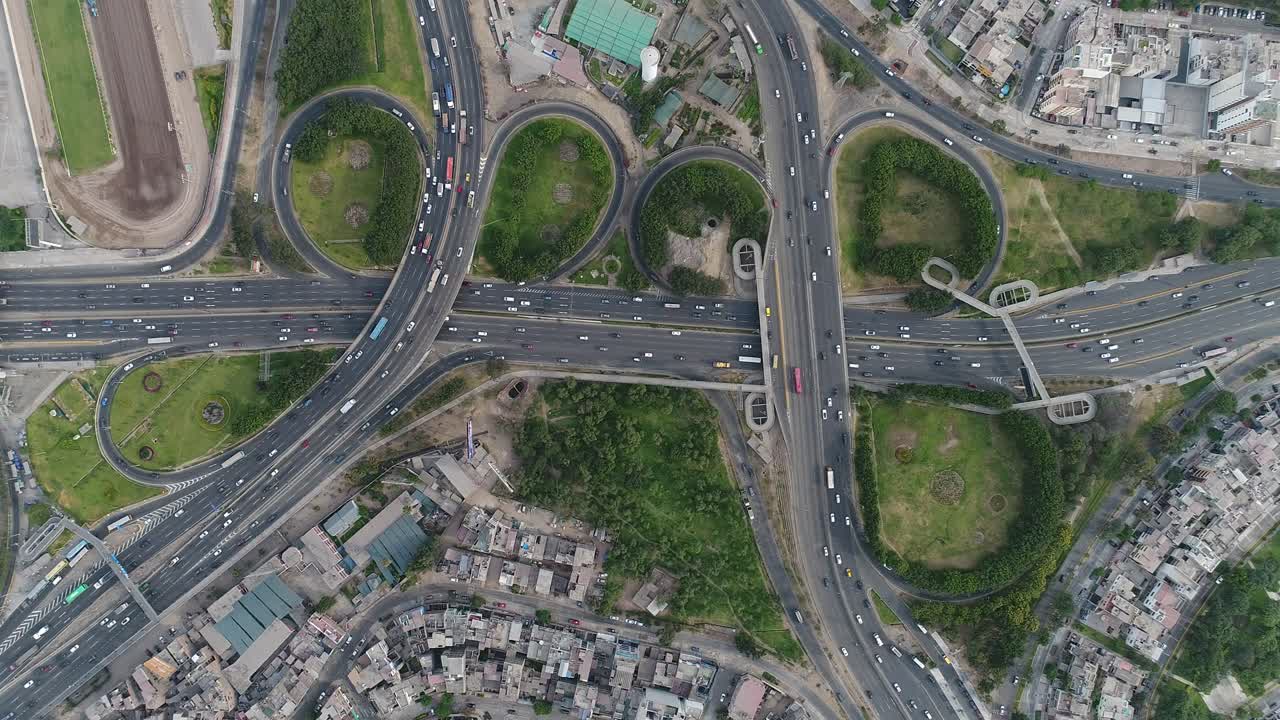 페루 리마의 팬아메리칸 고속도로의 항공 영상. 교통 교차로와 도시의 이미지.