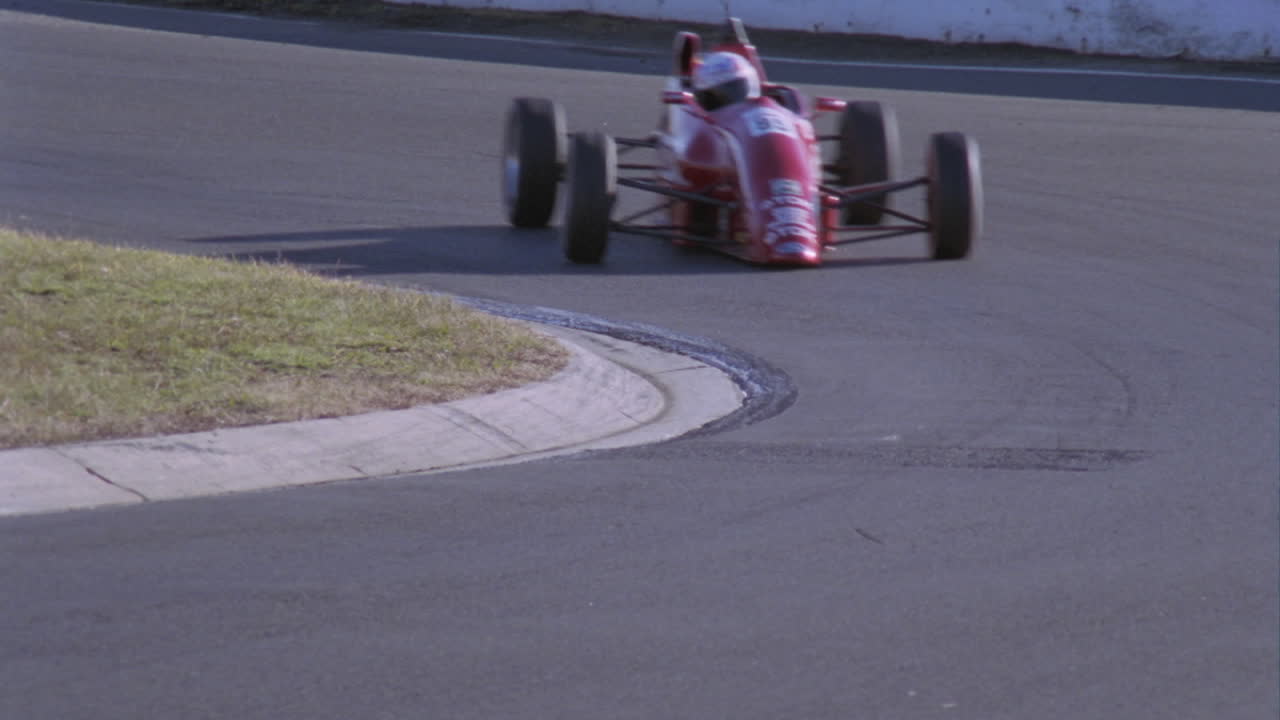 dos autos de carreras se dirigen a un giro brusco en una pista