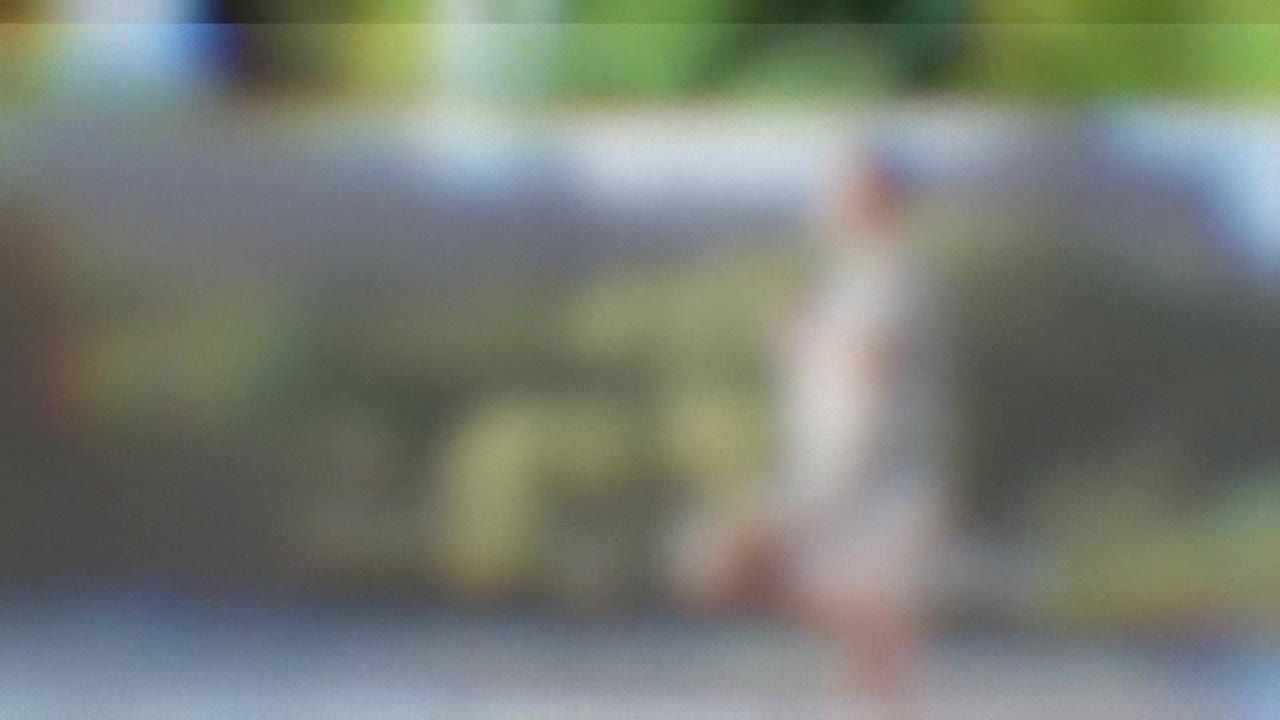Persone diverse praticano yoga e si godono attività all'aperto