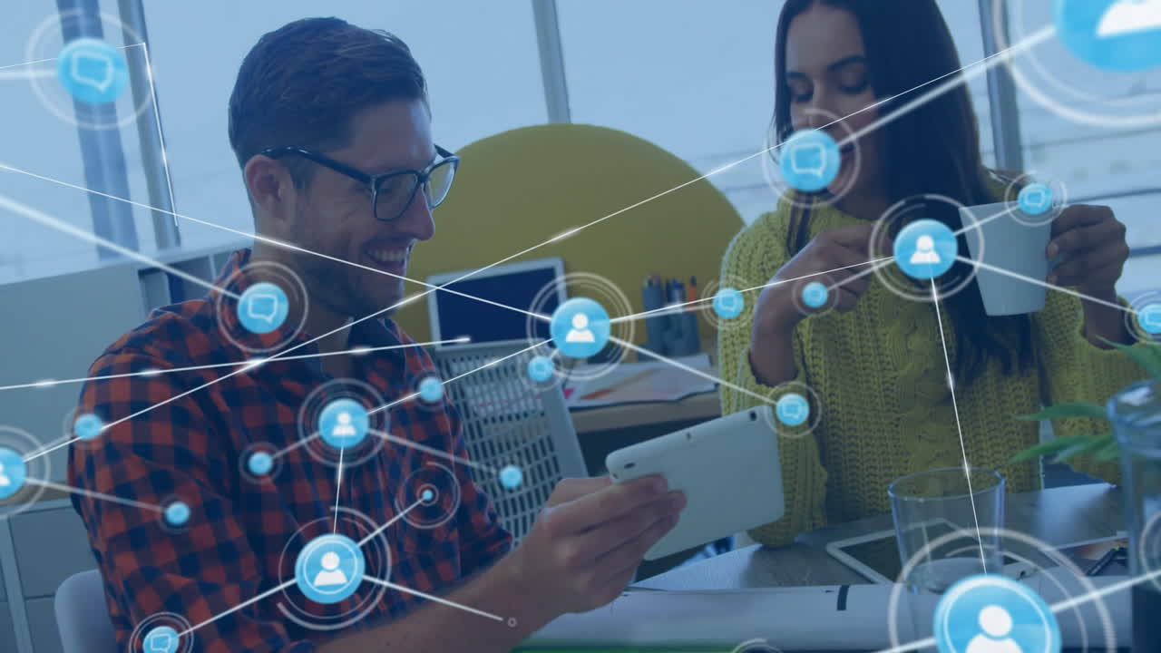 animación de la red de conexiones con las personas iconos sobre diversas personas de negocios en la oficina