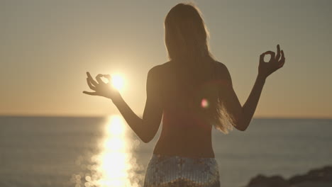 Frau-Bei-Sonnenaufgang-Am-Meer